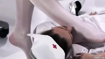【欧美】两个高挑美女护士制服，白丝情欲躁动互相爱抚，戴上硕大鸡巴啪啪大力抽送，深顶爽的嗷嗷淫叫，高潮喷射啊，真牛-中出颜射