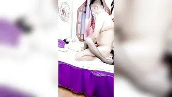 带新男技师培训手法按摩女顾客【上篇】小哥玩起了双飞，享受两个骚逼的口活服务，多体位抽插轮草两女精彩刺激不断
