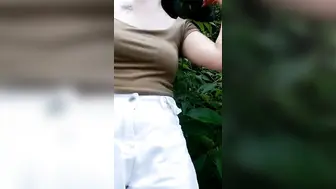 【户外勾引啪啪啪】姐妹俩公园勾搭，极品美乳，露脸口交，幽静小路上后入啪啪，紧张刺激玩得就是心跳
