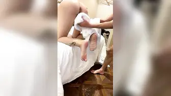 【变态男的性奴】20厘米大屌哥【中篇】两个性奴激情啪啪，全程露脸深喉草嘴，床边各种轮草抽插，高潮喷水不断淫声荡语电钻玩逼刺激