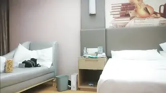超嗲娃娃音操到高潮三次 加钟再干甜美小妹 她会用她那熟练的技巧，让你体会后入的刺激与的深邃