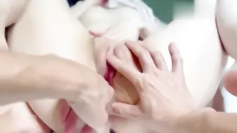 身材苗条小娇乳小粉穴 抚摸豆豆小菊花直到她达到高潮很快便潮湿，进入忘我状态，粉嫩的小穴口流淌出淫水