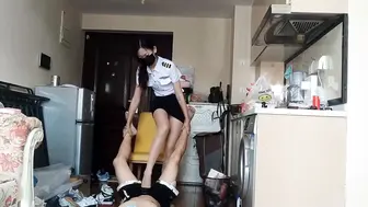 美腿空姐鱼女神丝足调教踩鸡鸡强制足交取其精华她淫荡地笑了，享受着作为女王的权力
