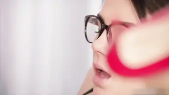 欧美系列 眼镜少妇品尝黑鸡巴品尝他那根坚硬的巨物，享受着口腔被填满的感觉