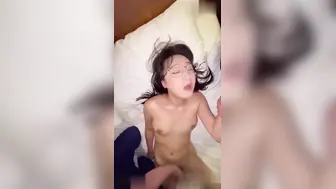 淫荡眼镜人妻躲门缝偷看老公双飞技师 不服输直接加钟叫俩男技师3P口爆狂欢！