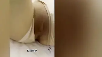 风韵犹存的亲妈在家做瑜伽诱惑儿子，儿子一时没控制住直接脱下亲妈内裤，手指不断往妈妈骚穴探索 大肉棒无套抽插 骚逼被精液射满