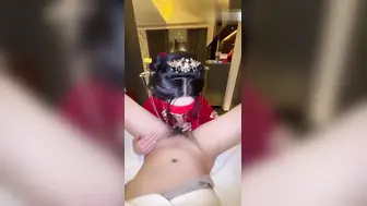 哄骗亲姐户外游玩穿上汉服旅拍，实际上是想爆操她的嫩逼，30的人了生过孩子 逼还这么美，夹着龟头收缩还一插一喷的简直爽死了！