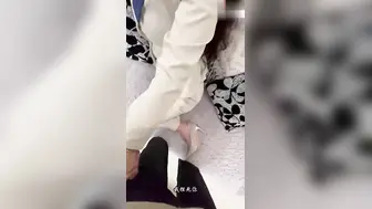 妇女节姐姐放假回来在全家福下把她绑起来操，人前的气质女神此刻就是条发情的狗，连射两次狂操一小时，床单全给我喷湿了