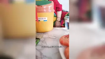 妈妈的逼腥但不臭舌头深入妈妈的花蕊，贪婪地吮吸着 真实乱伦系列