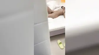妹妹发烧后企图自慰给自己降火，没想到哥哥反手掏出鸡巴给妹妹打针哥哥一时分不清妹妹是发烧还是发骚！