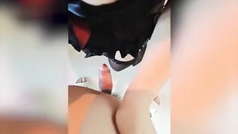 母子乱伦趁老爸外出无套内射播种亲妈