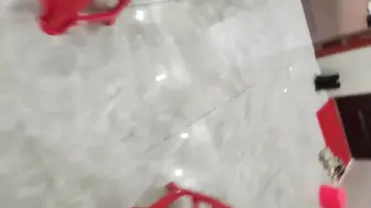 真实家庭乱伦 媳妇打电话殊不知我正在操她妈 我继续猛烈地抽插岳母，让她不要出声，她却一边被我干，一边偷笑