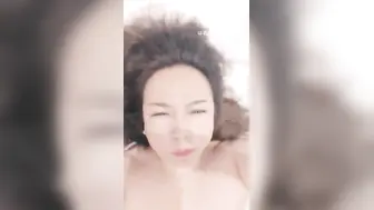 真实家庭乱伦 熟女母亲和亲儿子肛交 享受儿子凶猛地征服她身体的每一寸肌肤。