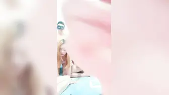 真实家庭乱伦 群P一家亲 嫩逼被轮操汁水四溅 翘臀摇得浪态尽显