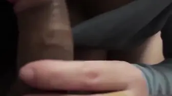 真实家庭乱伦 要求亲妈帮自己泄火 她熟练地用嘴含住我，舌头灵活地挑逗着敏感部位