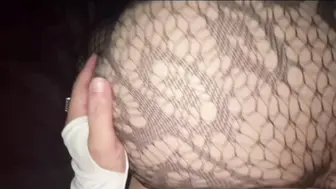 绿帽岳父为了图刺激，给我迷药叫我下在水里给丈母娘喝下，药效发作我直接操母猪丈母娘
