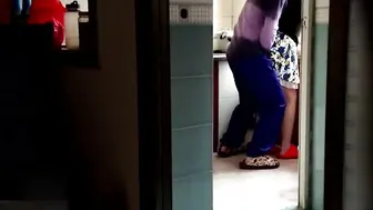 绿帽绿奴绿乌龟淫妻乱伦换妻！国产乱伦剧情儿子趁中午妈妈做饭直接后入