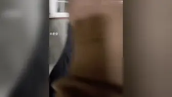 重磅泄密，乱伦快手直播巨乳表姐，大神乱伦表姐又强上表姐闺蜜