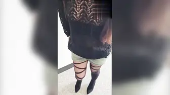 老妈维护继父，主动把我们的混合液+逼里流出的精液+尿液喝下去了。