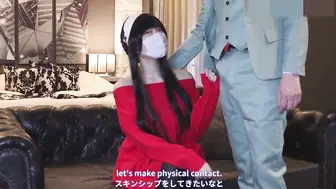 cosplay激烈中出必怀孕 男人粗暴地掀起她的短裙，将坚硬的欲望插入那湿润的白虎穴