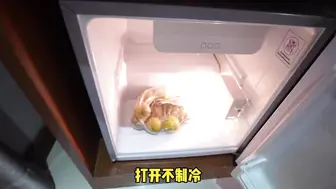 中出白丝萝莉 新来的房东趁我老公不在把我操了一顿 她柔软的肌肤在我指尖颤抖，白丝下隐隐可见的曲线勾起了我的欲望。