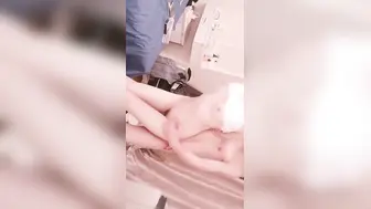 用嘴把肉棒吃硬就轮到下面的嘴了 贫乳萝莉 怡崽打瞌睡 再轮到下面的嘴品尝。她们不戴套地肆意享受肉棒的滋味，被内射中出