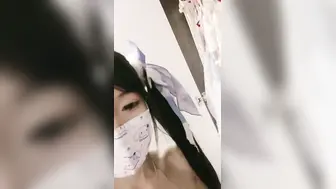 扮演在校学妹萝莉，翘起迷你屁屁自慰极品小美女，懵懂大眼睛骚气逼人好可爱