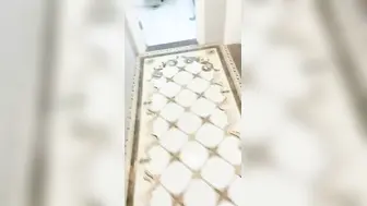 萝莉美眉 “哥哥插深一点好爽啊~来了” 苗条细长腿穿上女仆装 在沙发被小哥边操边喷最后还内射