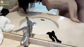 推特少妇大奶人妻深喉吃鸡啪啪 腿分开 啊好受快点 在卫生间镜子前撅着大屁屁被大哥无套猛怼 内射肥鲍鱼