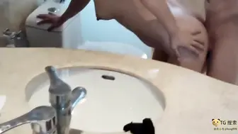 推特少妇大奶人妻深喉吃鸡啪啪 腿分开 啊好受快点 在卫生间镜子前撅着大屁屁被大哥无套猛怼 内射肥鲍鱼