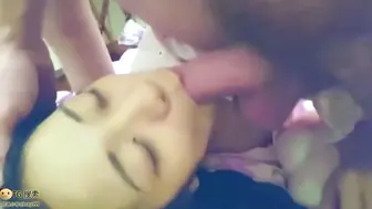 父女乱伦父亲尽然趁女儿睡着，偷偷让女儿口交，最后射了一嘴巴