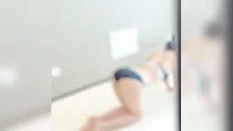 瑜伽教练身材超棒 正在做运动看着太诱惑 控制不住 被大鸡吧无套输出 射了满满一奶子