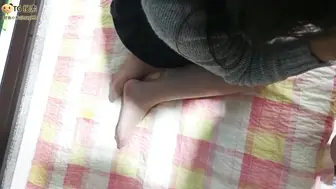 真实小情侣出租房露脸性爱自拍，美女的鲍鱼挺肥阴唇一大一小还黑但是淫水挺多，无套啪啪口爆吞精很刺激
