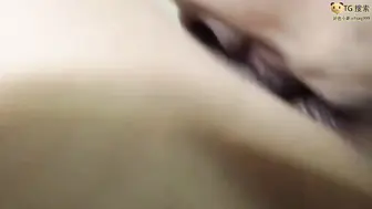 纹身师爆操漂亮美眉 哥哥骚逼流白浆受不了 还是先给妹妹打一针吧 力度越强越好
