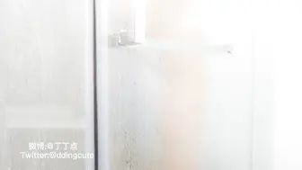 新晋极品微博网红尤物娜美妖姬闺蜜▌丁丁点▌首作新品曼妙身姿浅蓝性感睡衣 电动阳具速插嫩穴满满的爆白浆23P1V