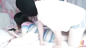 懒懒猪【性爱vlog】粉嫩骚穴_口交与足交的唤醒_趁性瘾女友打游戏的时候干她_却被榨干了精