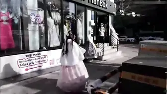 名媛韩国性爱旅游，一进酒店就按耐不住性欲，摩擦两下鸡巴就有水滴下来，骑上鸡巴后表情瞬间变母狗，淫荡至极